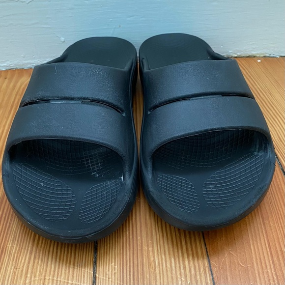 Oofos Ooahh Slide Sandals Women's 7 Men’s 5 Black Comfort Slip On Recovery Logo - Picture 1 of 6